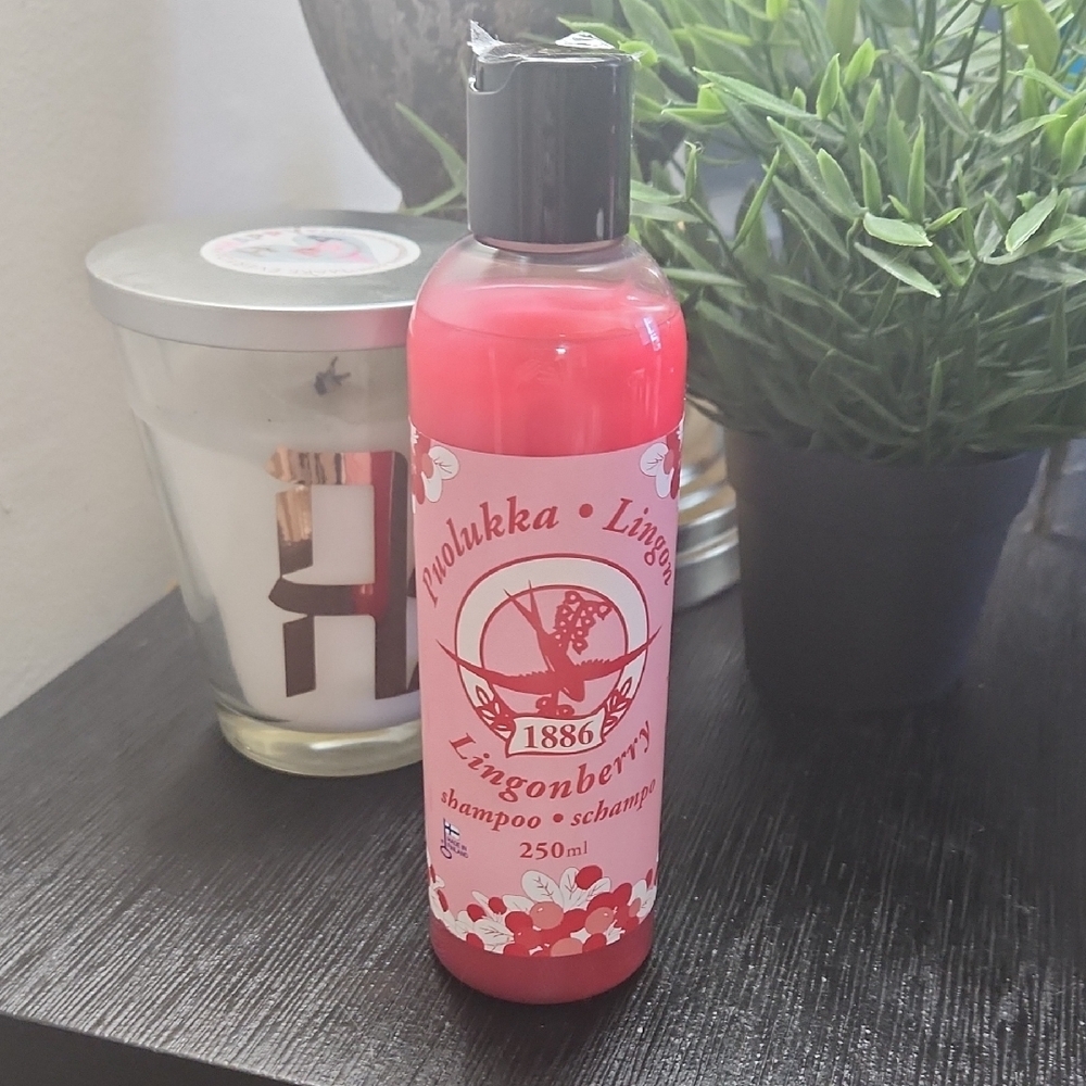 Lingonberry Shampoo - Picture 2 of 3